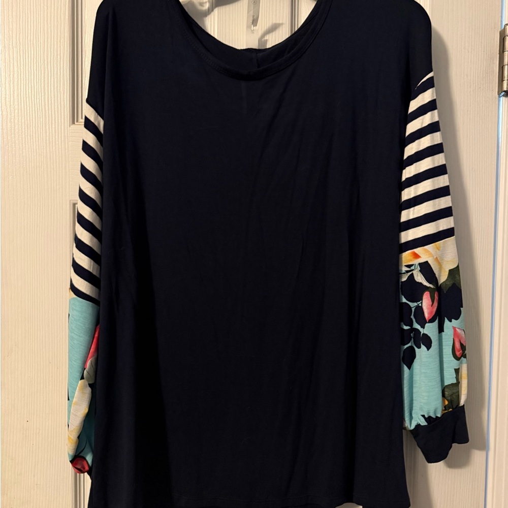 Honeyme Floral Sleeve‎ Navy Top M